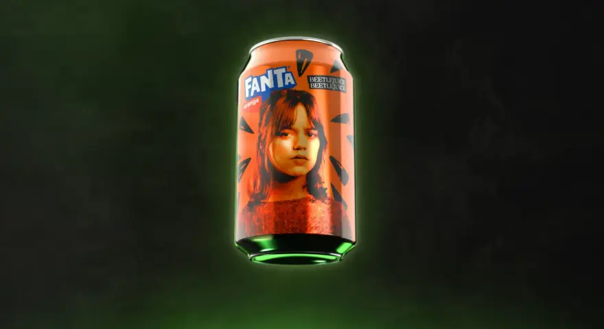 Pomarańczowa puszka Fanta z wizerunkiem dziewczyny i napisem Beetlejuice na ciemnym tle.