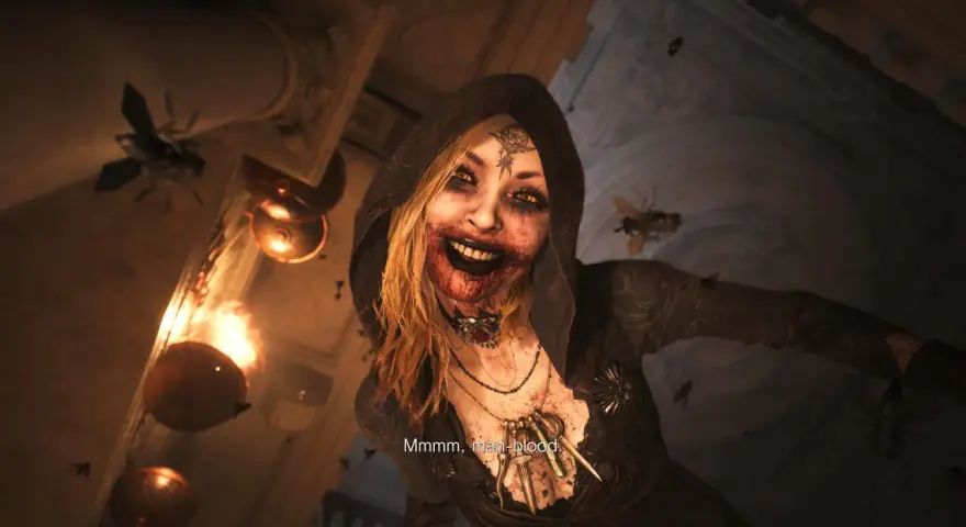 Przerażająca postać z Resident Evil Village, otoczona przez muchy, z krwią na ustach. Czas gry wciąga w mroczny świat.