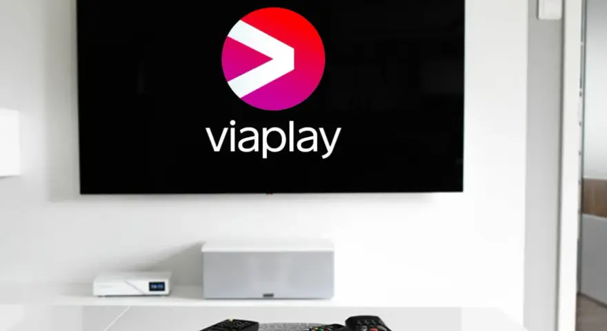 Telewizor z logo Viaplay. Na stole piloty, gotowi do oglądania.