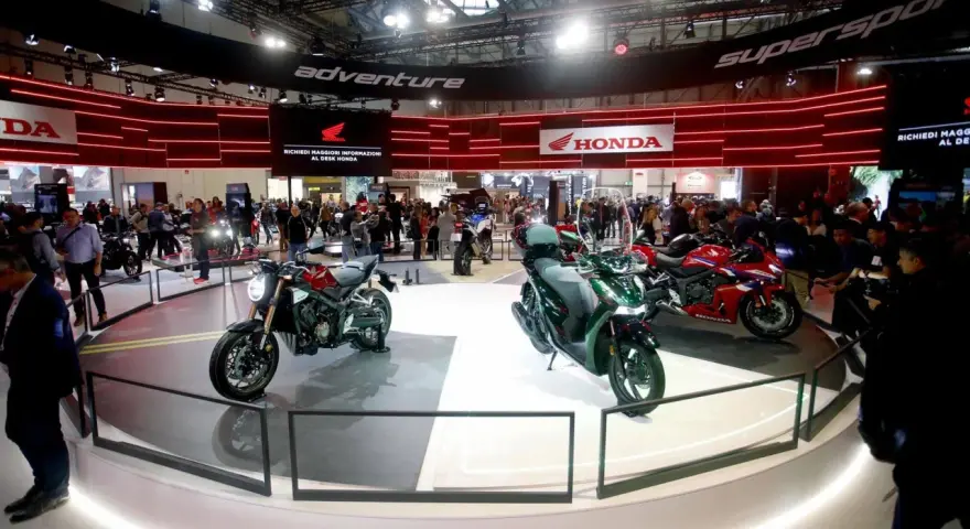 Motociclette Honda in esposizione alla fiera moto Milano. Un'area dedicata all'avventura e alle supersportive.