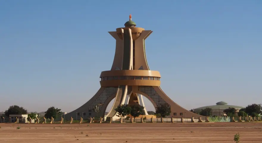 Pomnik Bohaterów Narodowych, symbol stolicy Burkina Faso, wznosi się dumnie na tle błękitnego nieba.