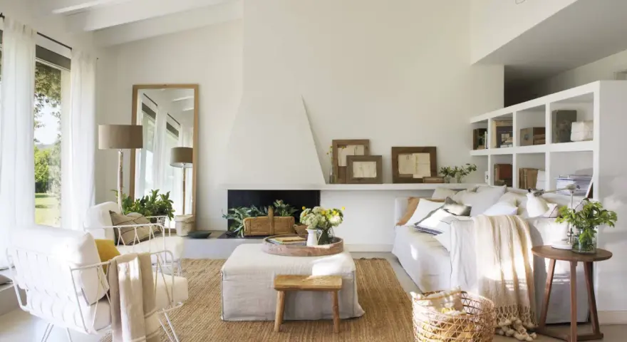 Ideas para decorar un salón con muebles blancos: sofás, sillones y pufs en tonos claros, alfombra de yute y detalles rústicos.