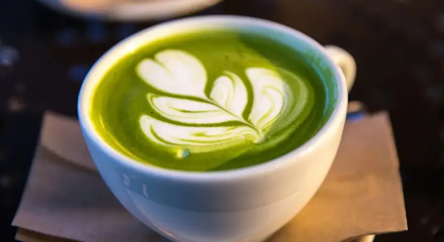 Jak smakuje Matcha Latte? Poznaj jej ziemisty, słodki i umami smak