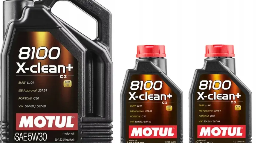 Trzy czarne bańki oleju silnikowego Motul 8100 X-clean+ SAE 5W30. Wybór między Motul czy Valvoline? Motul to jakość.