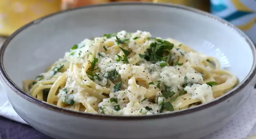Jak zrobić spaghetti? Pyszne, kremowe spaghetti z parmezanem i natką pietruszki, gotowe w kilka minut. Idealne na szybki obiad.
