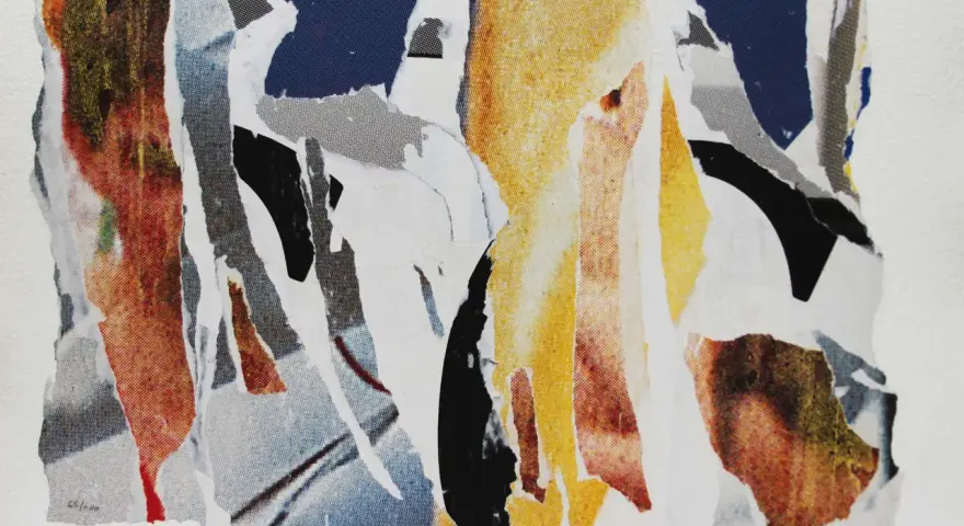 Collage de Jacques Villeglé, un assemblage de fragments d'affiches déchirées aux couleurs vives et aux textures variées, évoquant le chaos urbain.