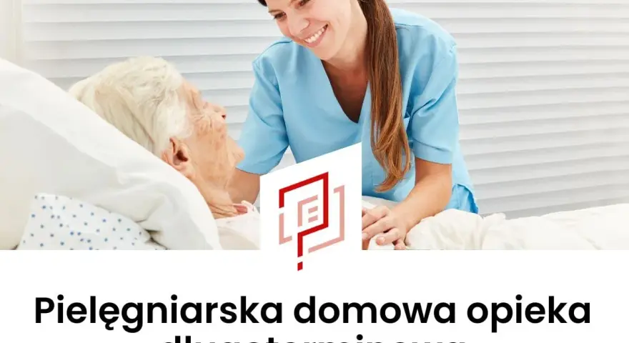 Uśmiechnięta pielęgniarka domowa pochyla się nad starszą pacjentką w łóżku, oferując troskliwą opiekę.