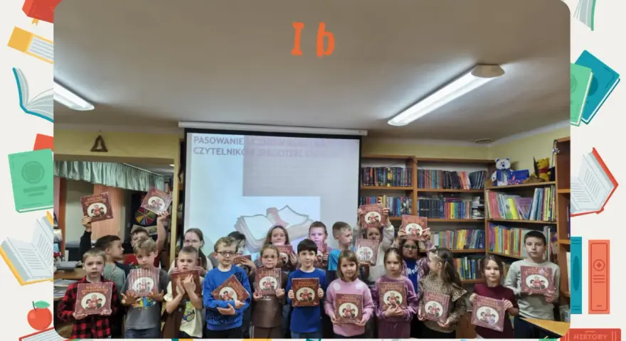 Uczniowie klasy Ib z dumą prezentują książki podczas pasowania na czytelników biblioteki szkolnej. Tematy lekcji bibliotecznych w szkole średniej inspirują do odkrywania nowych światów.