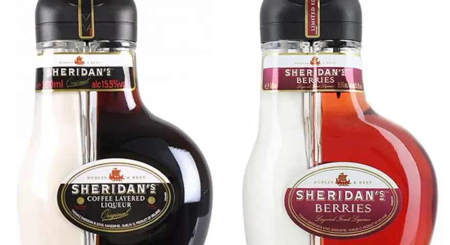 Dwie butelki drinku Sheridan's: klasyczny kawowy i limitowana edycja z jagodami. Idealne na wieczorne spotkania.