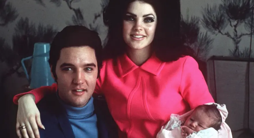 Elvis und Lisa Marie Presley mit ihrem Neugeborenen. Ein glückliches Familienporträt.