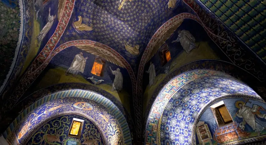 Mosaïques célestes et figures bibliques dans une chapelle de Ravenne, Italie. Un voyage à travers l'art byzantin.