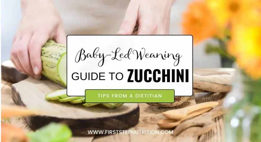 Ręce kroją cukinię na desce. Poradnik "Baby-Led Weaning" podpowiada, jak podać cukinię dla niemowlaka.