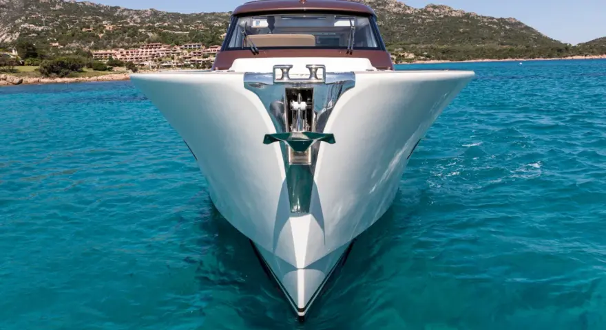 Moderne Yacht gleitet durch türkisfarbenes Wasser. Verschiedene Boot Arten sind beeindruckend, aber diese hier ist ein Traum.