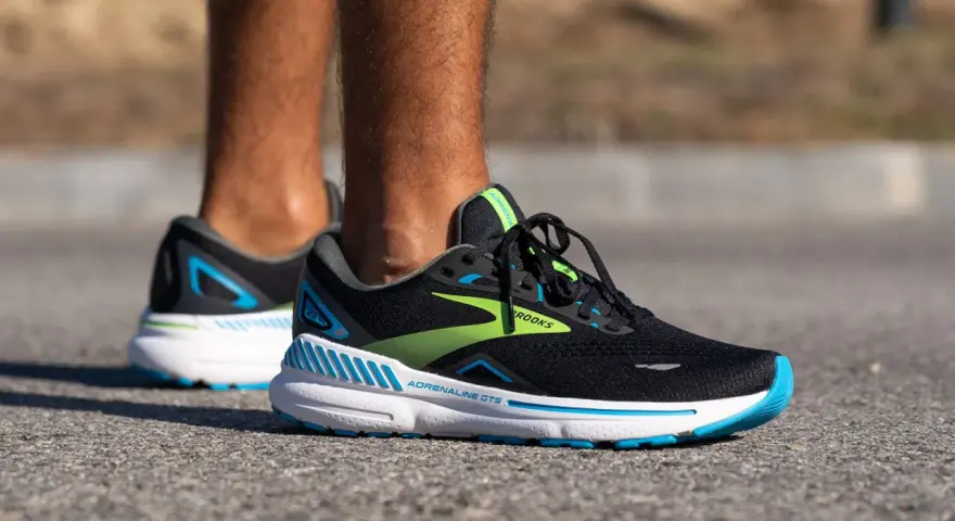 Zapatillas Brooks Adrenaline GTS, un calzado ideal para la fascitis plantar por su amortiguación y soporte.