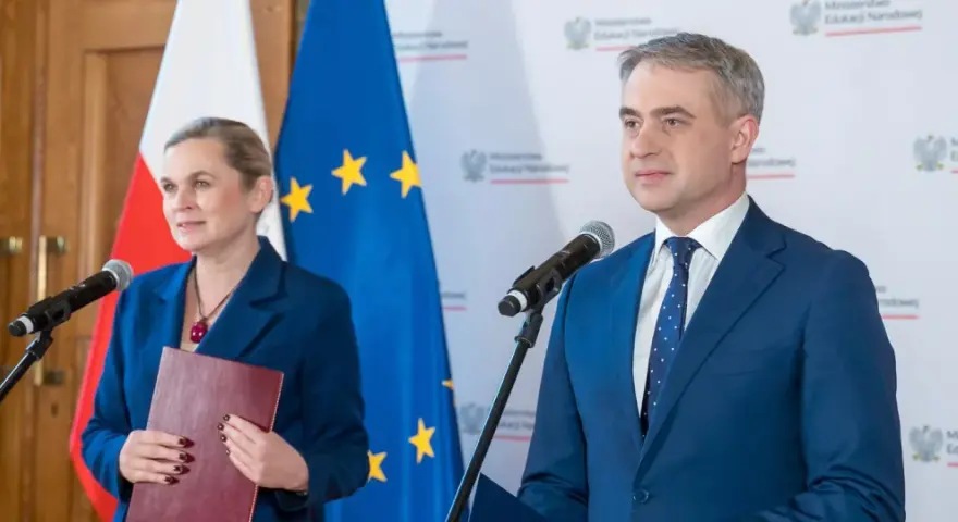 "Cyfrowy Uczeń" 2025/2026: Bon na laptopa kto dostanie i jak?