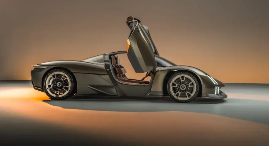 Porsche 918 Spyder z otwartymi drzwiami, widok z boku, w brązowym kolorze.
