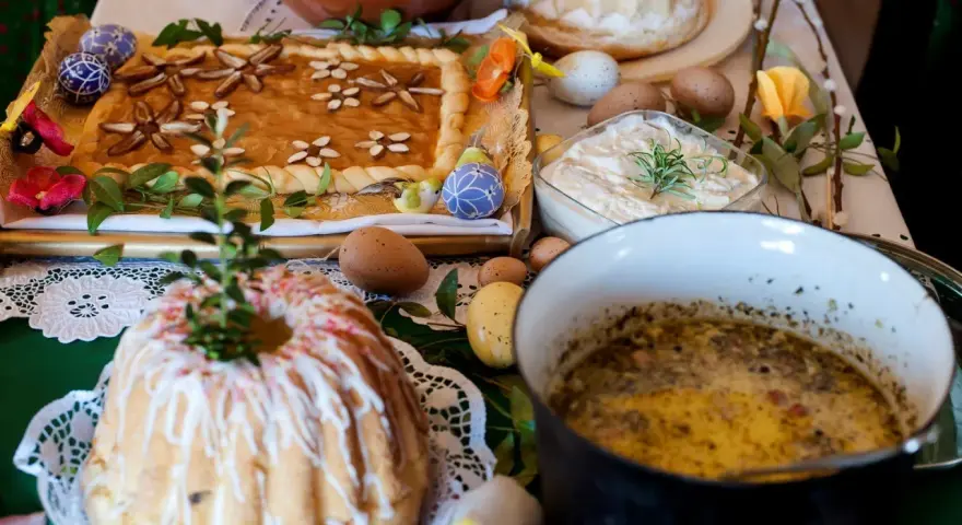 Kiedy śniadanie wielkanocne: babka, mazurek, jajka, chrzan i żurek na stole.