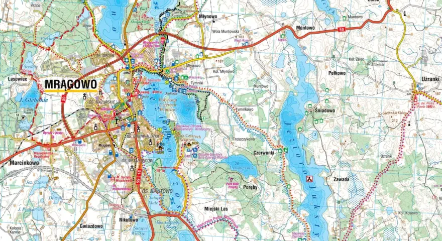 Mapa pokazuje, gdzie leży Mrągowo, otoczone jeziorami i lasami. Widać drogi, miejscowości i szlaki.