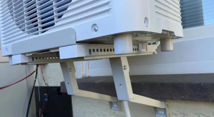 Klimaanlage mit Halterung und Kabeln. Der Kondenswasser Abfluss ist hier nicht sichtbar, aber die Einheit ist für die Ableitung vorbereitet.