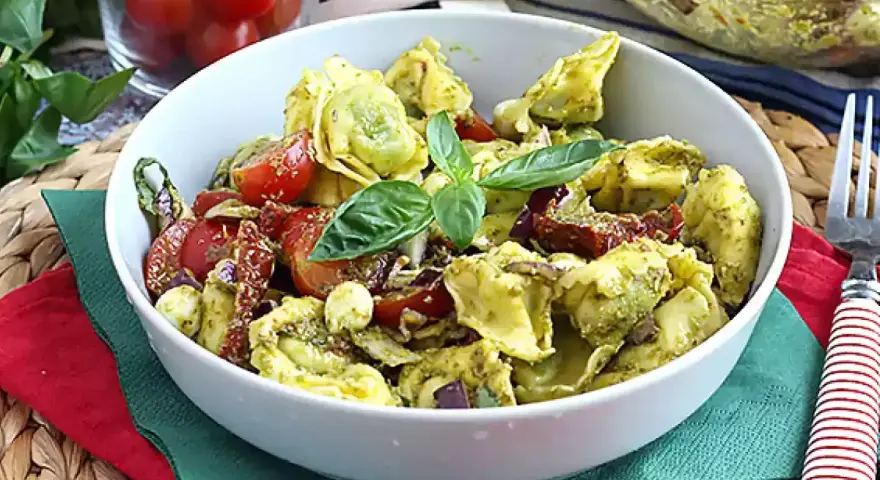 Tortellini z pomidorami i mozzarellą: Jak zamienić w ucztę?