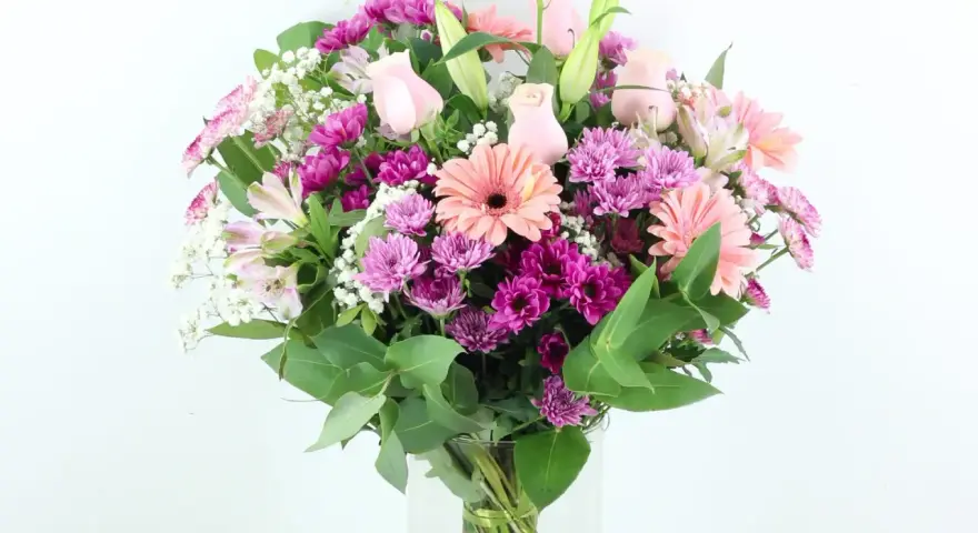 Un ramo de flores rosas y moradas, con lirios y gerberas, es un símbolo de la flor de la amistad.