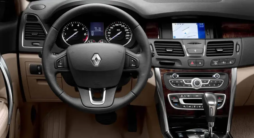 Wnętrze Renault Latitude: eleganckie drewniane wykończenia, nowoczesny kokpit i nawigacja. Wady i zalety tego modelu warto rozważyć przed zakupem.