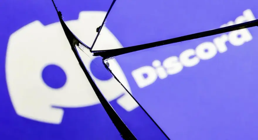Rozbite lustro z logo Discord. Od ilu lat jest Discord? Od 2015 roku platforma ta zyskała ogromną popularność.
