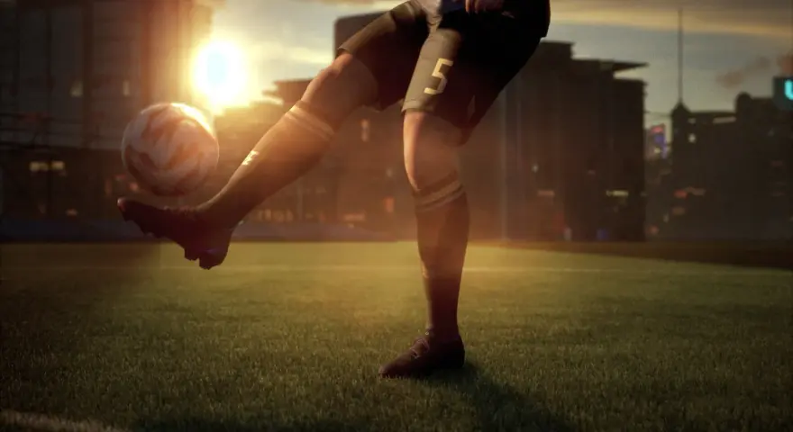 Jugador de fútbol con el número 5 en su pantalón corto, pateando un balón en un campo al atardecer. El sol brilla intensamente detrás de los edificios de la ciudad. ufl pc.