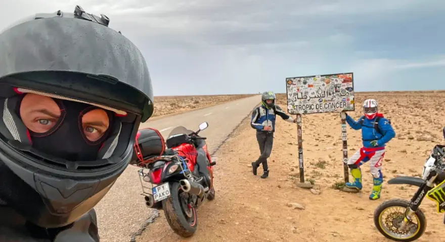 Motocykliści na pustyni w Afryce, przy znaku "Tropic of Cancer". Przygoda na motorach!