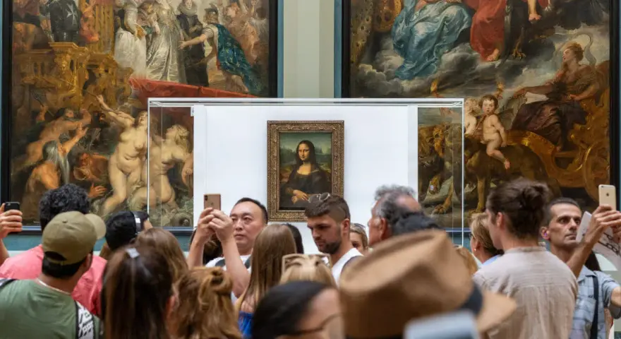 Mona Lisa i Louvren, omgiven av besökare som fotograferar. Hur lång tid tog det att måla Mona Lisa? En evighet av konstnärlig genialitet.