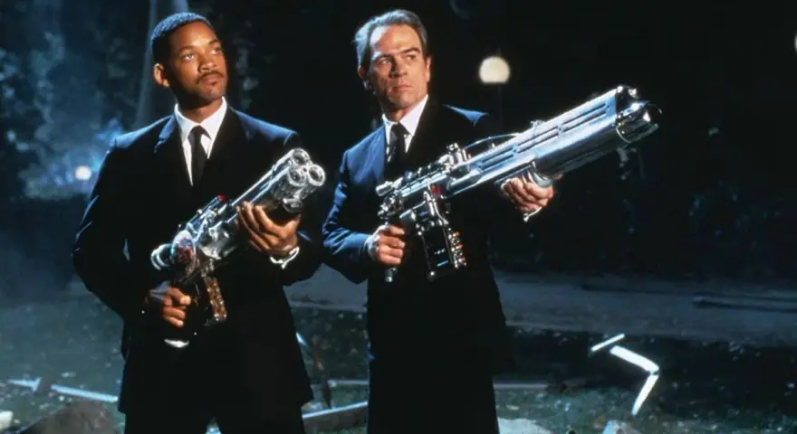Agent J e K, in un perfetto esempio di buddy movie, brandiscono armi futuristiche, pronti a difendere la Terra.