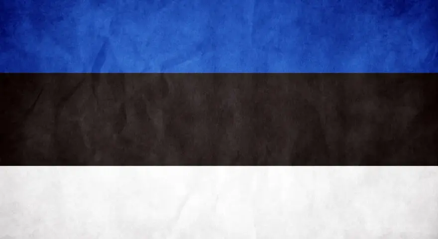Flaga Estonii: niebieski pas symbolizuje niebo, czarny ziemię, a biały pokój i czystość.