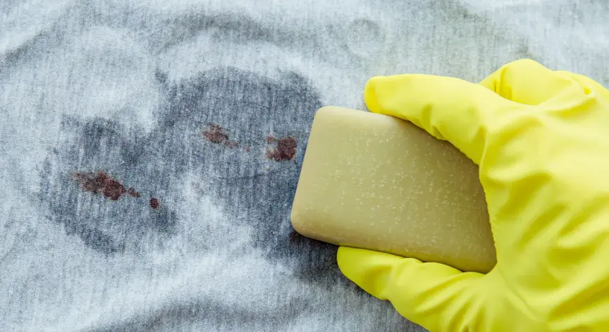 Main jaune pour enlever tache de sang séché bicarbonate.