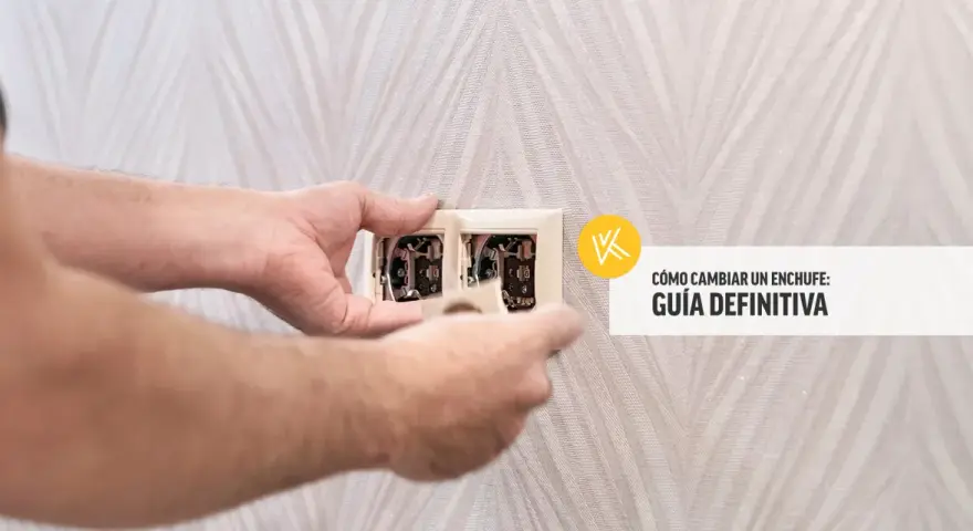 Manos trabajando en cómo cambiar un enchufe. Guía definitiva para una instalación eléctrica segura.