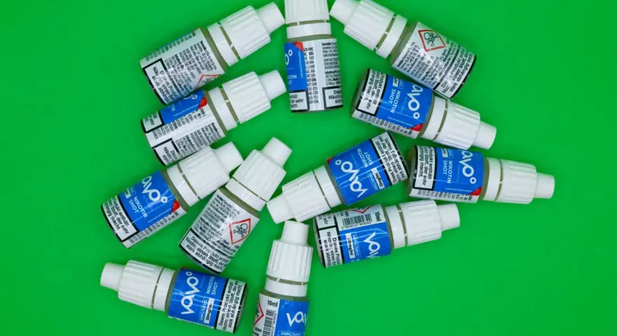 Botellas de nicotina para vapear. La glicerina es mala, ya que estos líquidos contienen nicotina que genera dependencia.