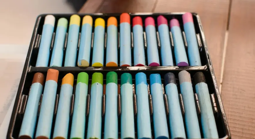 Caja de pasteles de colores vibrantes, listos para usar en cualquier tecnica pastel.