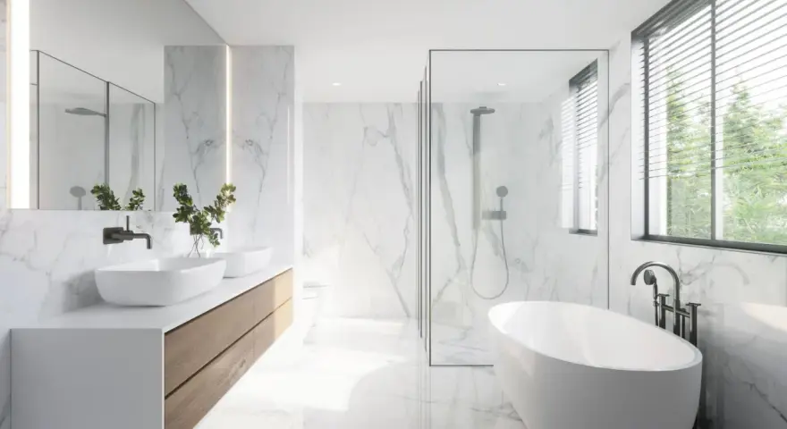 Salle de bain moderne avec baignoire îlot, double vasque et douche vitrée. La faïence marbrée blanche illumine l'espace, créant une ambiance épurée et luxueuse.