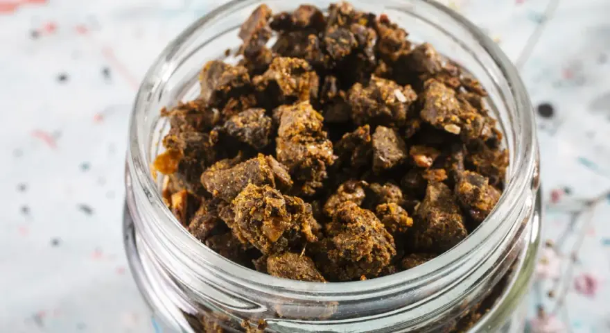 Słoik pełen grudek propolisu. Zastanawiasz się, propolis co to? To naturalny produkt pszczeli o wielu właściwościach.