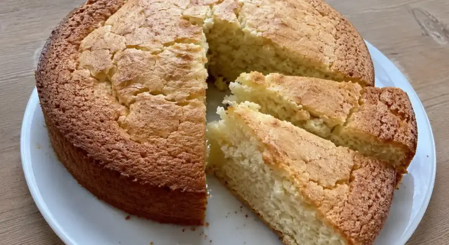 En gyllene sockerkaka, perfekt för ett enkelt sockerkaka recept. Skivad och redo att avnjutas.