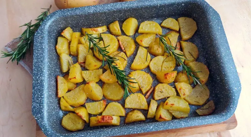 Patate al forno con rosmarino, un classico tra le ricette con patate, pronte per essere gustate.
