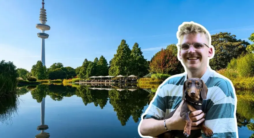 Mann mit Dackel genießt Hamburg umsonst am Wasser, Fernsehturm im Hintergrund.
