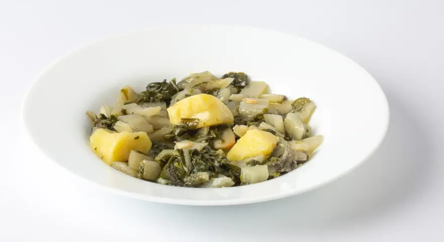 Plato de acelgas y patatas cocidas, perfecto para recetas saludables.