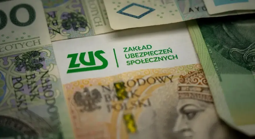 ZUS na tle polskich banknotów. Symbolizuje świadczenie rehabilitacyjne po ustaniu zatrudnienia, wsparcie finansowe w trudnych chwilach.