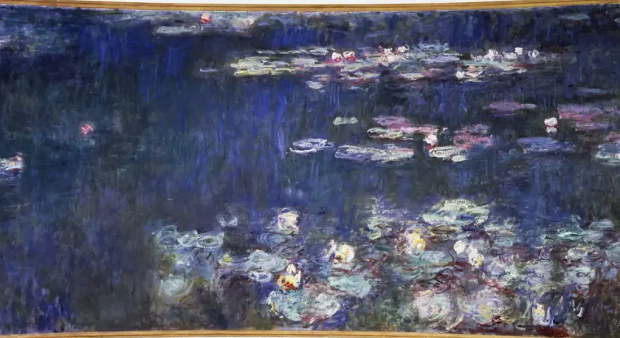 Un étang de nénuphars aux reflets bleus et roses, une œuvre emblématique de Claude Monet, baignée d'une lumière impressionniste.