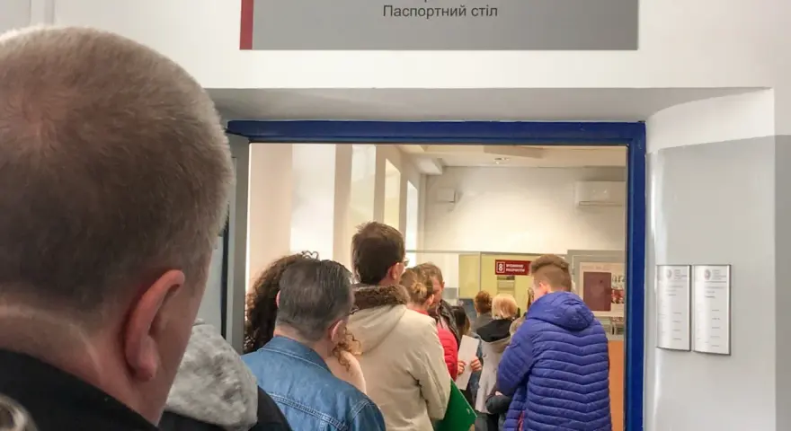 Kolejka do sali obsługi paszportowej. Zastanawiasz się, jak przyspieszyć wydanie paszportu? Czekanie może być długie.
