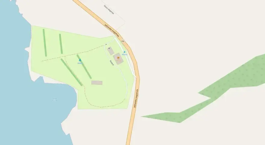 Mapa kempingu Kozica nad wodą, z drogą Jadranska magistrala, parkingiem i budynkami.