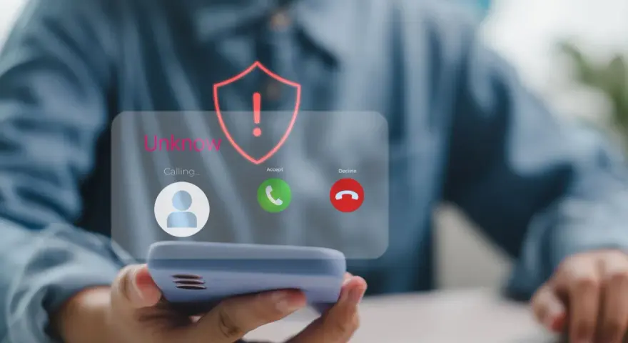 Alerta de llamada desconocida. El escudo rojo con signo de exclamación advierte sobre posibles estafas telefónicas.