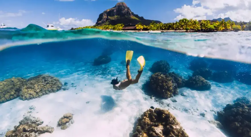 Podwodny świat Mauritiusa zachwyca. Uważaj na rafy koralowe podczas snorkelingu, by podziwiać piękno natury.