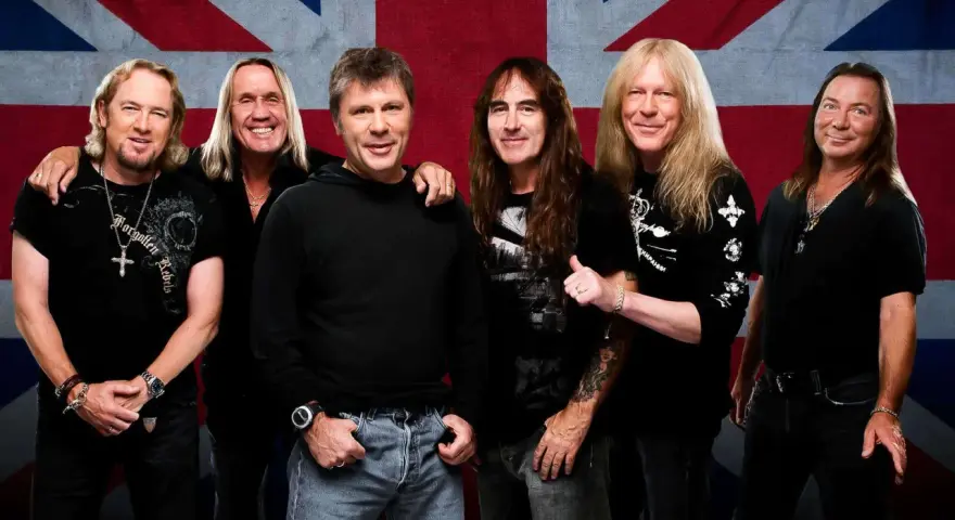 Sechs Musiker der Band Iron Maiden posieren vor der britischen Flagge.