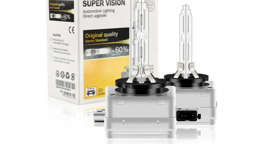 Dwie żarówki samochodowe Super Vision z technologią światła ksenonowego, obok pudełka z napisem "Original quality Xenon Standard".